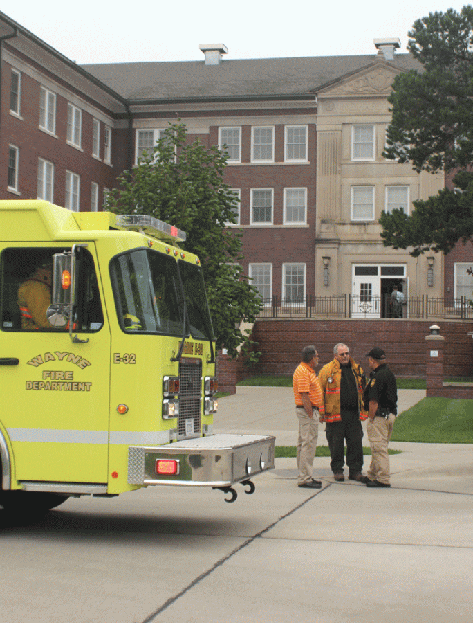 Officials discuss the false alarm outside Neihardt Hall after the all clear was given. The alarm was
sounded around 10:30 a.m. last Wednesday.