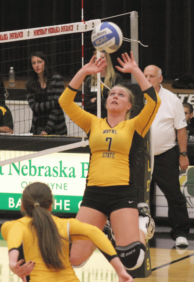 Leisa McClintock sets the ball for a teammate in WSC’s win over Northern State last weekend.
