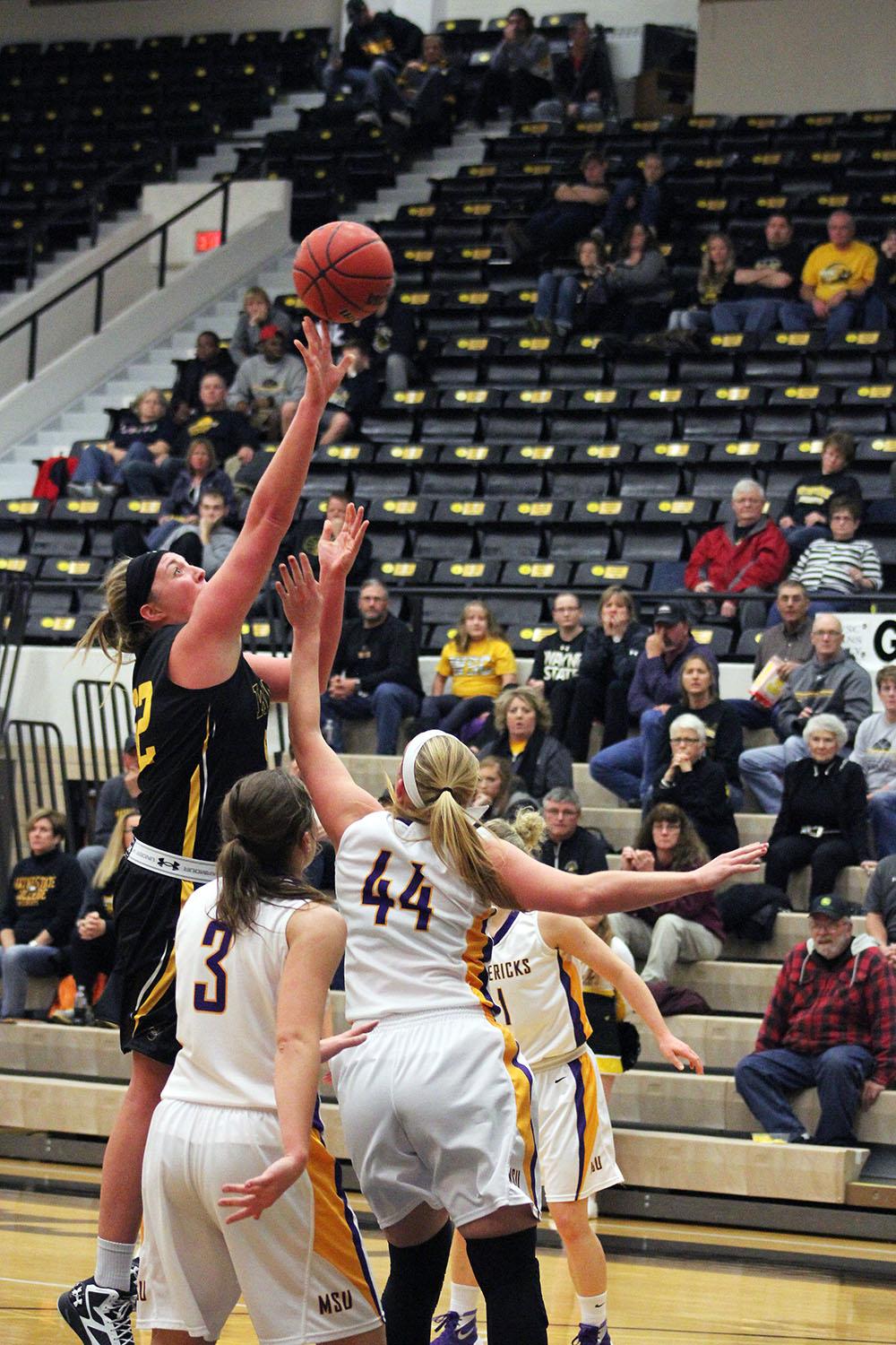 WSC women lose to the Golden Bears, but beat the Mavs