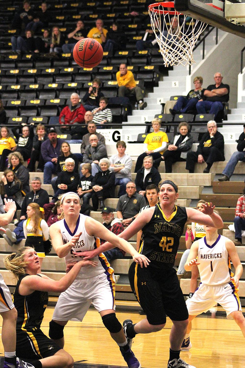 WSC women lose to the Golden Bears, but beat the Mavs