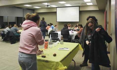 WSC students make chia pets and decorate plants at a SAB event held Jan. 24, 2022.