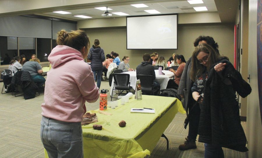 WSC students make chia pets and decorate plants at a SAB event held Jan. 24, 2022.